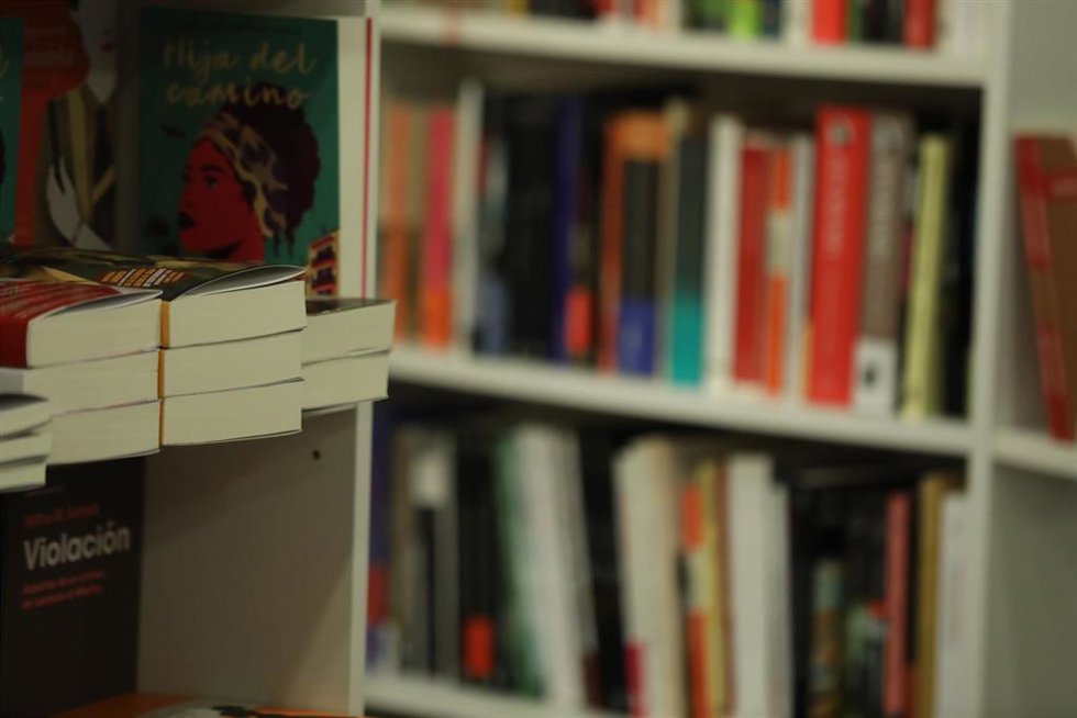 Archivo - Imagen de archivo de libros colocados en una de las estanterías de librería  'Tipos Infames'.