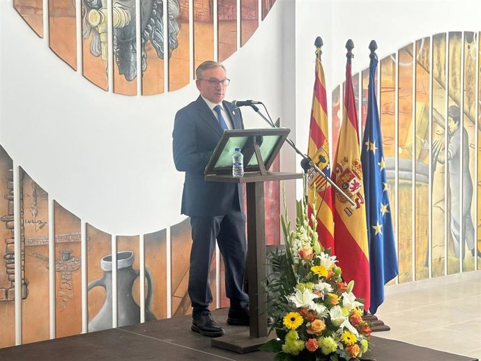 El presidente de la Diputación Provincial de Teruel, Joaquín Juste, inaugura el nuevo Centro Cultural de La Puebla de Valverde.