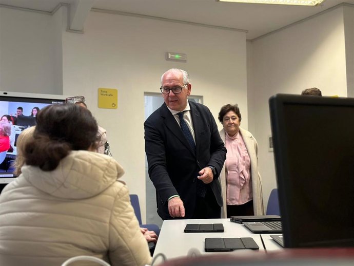Imagen del delegado del Gobierno de la Junta de Andalucía, Jesús Estrella, en su visita al Punto Vuela en Villanueva del Arzobispo (Jaén).