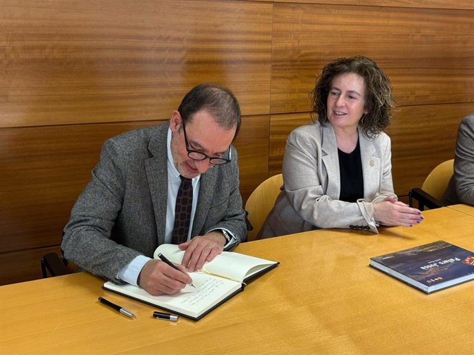 El conseller de Justicia y Calidad Democrática, Ramon Espadaler, y la alcaldesa de Tremp, Sílvia Romero, a 8 de febrero de 2025, en Tremp (Lleida)