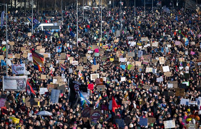 08 February 2025, Bavaria, Munich: People take part in a rally under the motto "Democracy needs you" against right-wing extremism on the Theresienwiese. Photo: Sven Hoppe/dpa