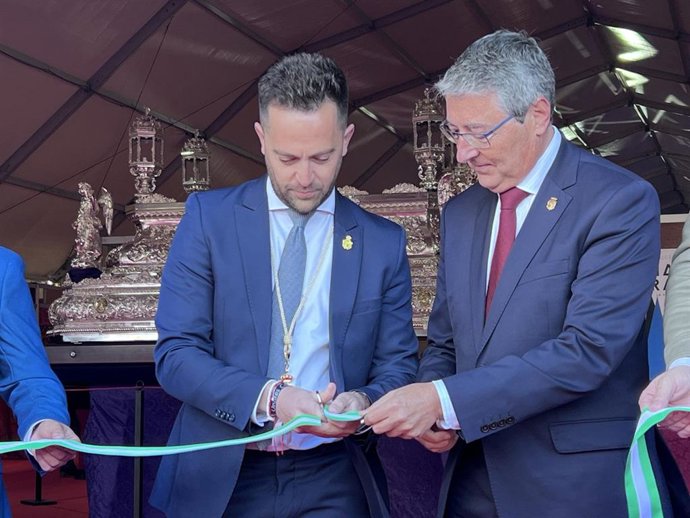 El presidente de la Diputación, Francisco Salado, junto al alcalde de Arriate, Francisco Javier Anet, durante la inauguración del evento que tiene lugar este sábado y domingo en el municipio.