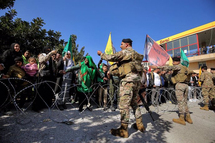 February 2, 2025, Deir Mimas, Deir Mimas, Lebanon: Lebanese soldiers try calm supporters of pro-Iranian Hezbollah as they stand behind barbed wires set by the army to prevent them from crossing from the southern Lebanese village of Deir Mimas to the hamle