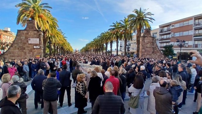 Imagen de la Manifestación 'Por un Bailén más seguro. Contra la delincuecia y la ocupación', en el Paseo de las Palmeras de Bailén (Jaén).