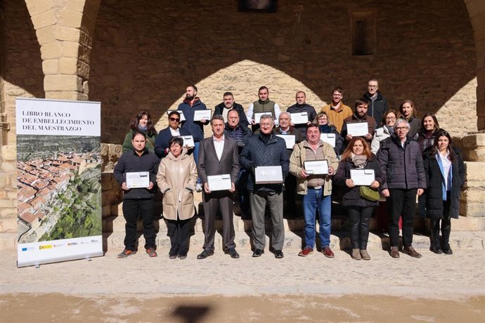 Foto de familia de la presentación del Libro Blanco del Maestrazgo, con el consejero de Medio Ambiente y Turismo del Gobierno de Aragón, Manuel Blasco.