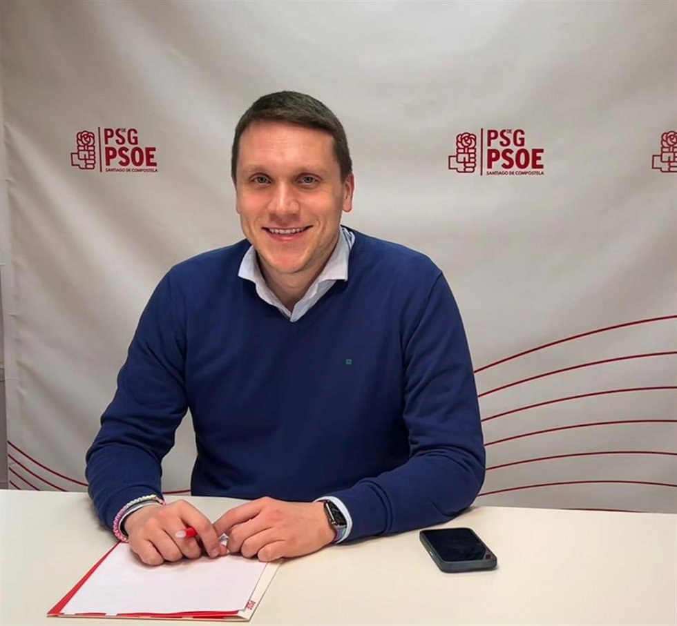 Archivo - El secretario del PSOE de Santiago de Compostela, Aitor Bouza, en rueda de prensa.