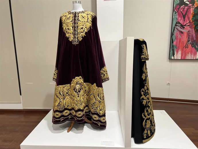 La muestra exhibe piezas emblemáticas del patrimonio de la hermandad, como estandartes y mazas todas ellas con elementos decorativos que aluden al vino: pámpanos, racimos de uvas, hojas de parra y tonos burdeos, entre otros.