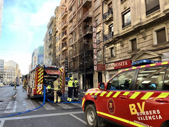 Bomberos de València confirman que la estructura del edificio afectado por el incendio en un bingo en la calle Pintor Benedito "está bien, incluida la primera planta"