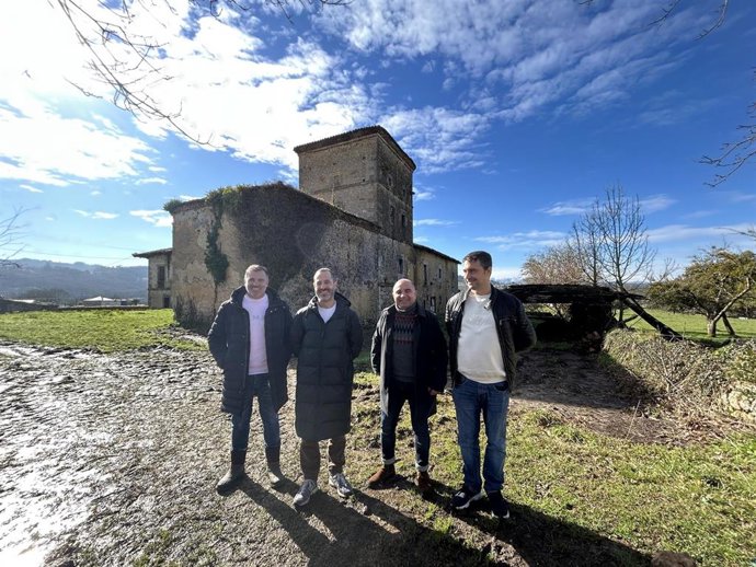 El alcalde de Siero, Ángel García, y el concejal de Ordenación y Gestión Urbanística, Vivienda y Empleo, Javier Rodríguez, visitan el Palacio de los Vigil de Quiñones con los propietarios Ismael y José Ramón García Peón