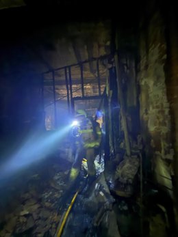 Bomberos del Ayuntamiento de València trabajan en la extinción de un incendio en un bingo en el centro