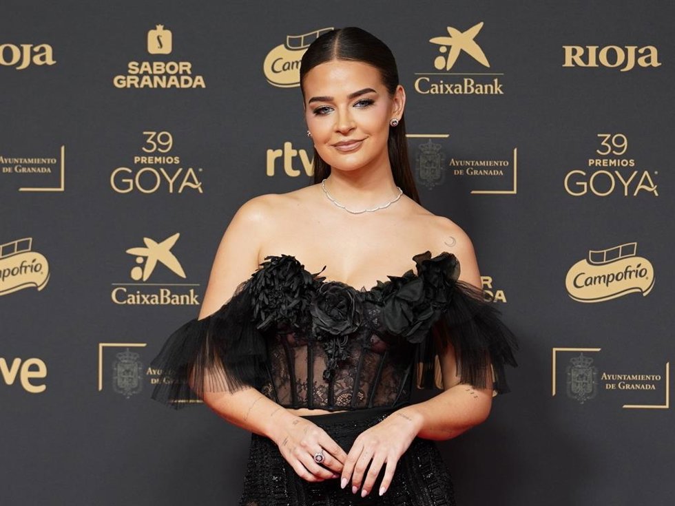 La influencer Laura Escanes posa en la alfombra roja de la 39 edición de los Premios Goya, en el Palacio de Exposiciones y Congresos de Granada, a 8 de febrero de 2025, en Granada, Andalucía (España).