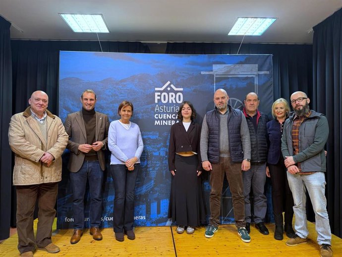 Foto de familia de la constitucón de la Comisión Comarcal de las Cuencas de Foro Asturias