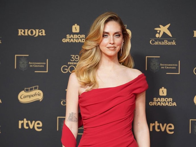 La influencer Chiara Ferragni posa en la alfombra roja de la 39º edición de los Premios Goya, en el Palacio de Exposiciones y Congresos de Granada, a 8 de febrero de 2025, en Granada, Andalucía (España).