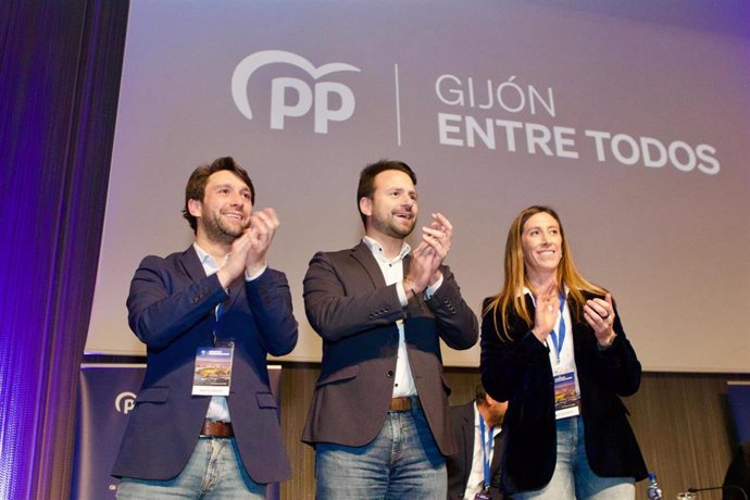 El nuevo presidente del PP de Gijón y diputado autonómico, Andrés Ruiz; el presidente del PP de Asturias y portavoz parlamentario, Ávaro Queipo; y la vicealcaldesa de Gijón, Ángela Pumariega (PP) en el congreso local del partido