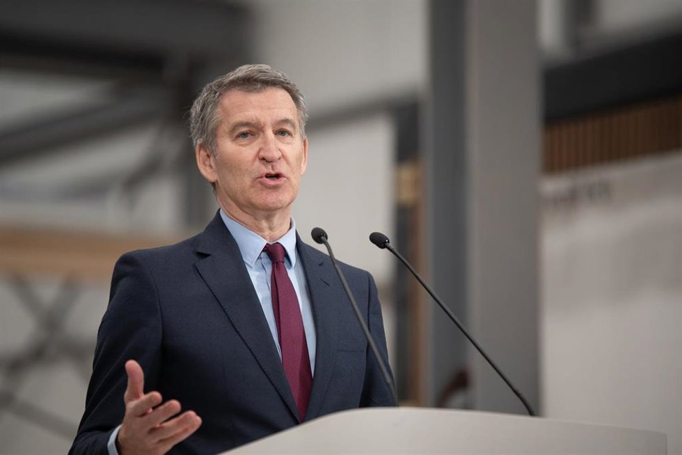 El presidente del Partido Popular, Alberto Núñez Feijóo, interviene ante los medios de comunicación durante una visita a la empresa Medgon, a 6 de febrero de 2025, en Carrión de los Condes, Palencia, Castilla y León (España).