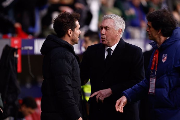 Archivo - Carlo Ancelotti, head coach of Real Madrid, saludates to Diego Pablo Simeone, head coach of Atletico de Madrid, during the Spanish Cup, Copa del Rey, football match played between Atletico de Madrid and Real Madrid at Civitas Metropolitano stadi