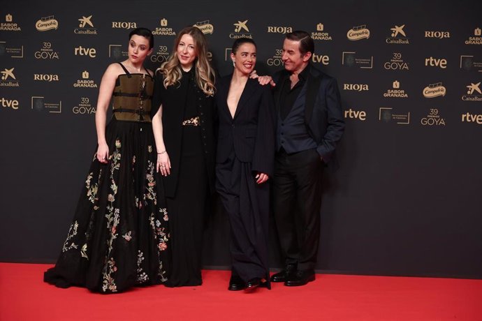 El equipo de 'Los Destellos' posa en la alfombra roja de la 39º edición de los Premios Goya, en el Palacio de Exposiciones y Congresos de Granada, a 8 de febrero de 2025, en Granada, Andalucía (España). 