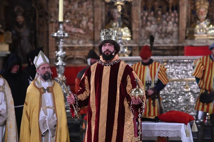 Recreación histórica de la coronación del Rey Fernando I de Aragón, en la Seo del Salvador, a 8 de febrero de 2025, en Zaragoza, Aragón (España). 