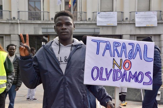 Una persona con cartel participa en una marcha por el aniversario de la tragedia de la playa de El Tarajal, a 8 de febrero de 2025, en Ceuta (España).