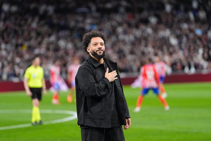 El exjugador brasileño Marcelo Vieira, homenajeado en el Santiago Bernabéu.