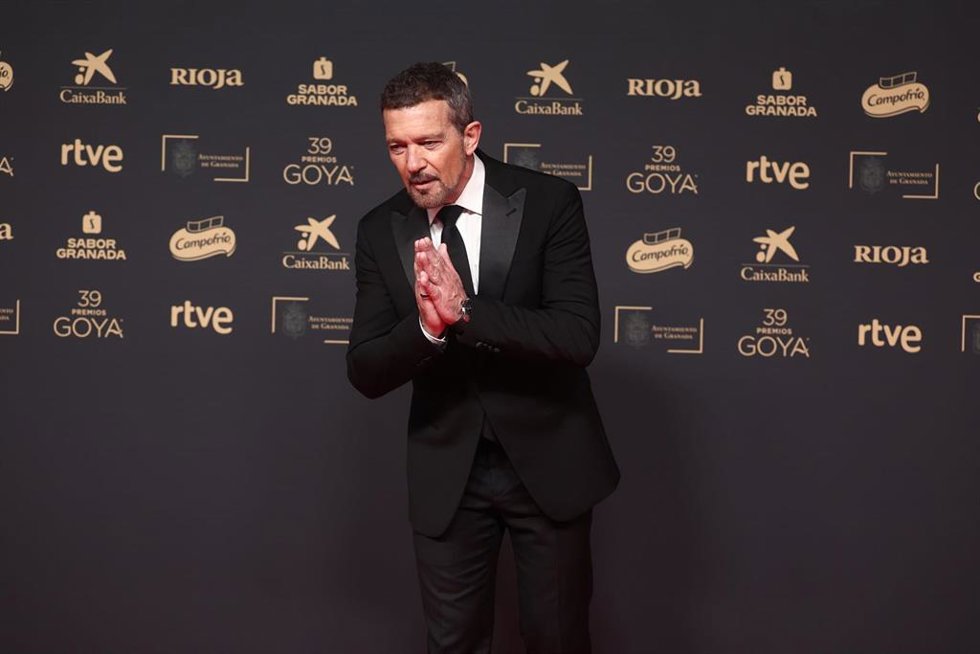 El actor Antonio Banderas posa en la alfombra roja de la 39 edición de los Premios Goya, en el Palacio de Exposiciones y Congresos de Granada, a 8 de febrero de  2025, en Granada, Andalucía (España). 