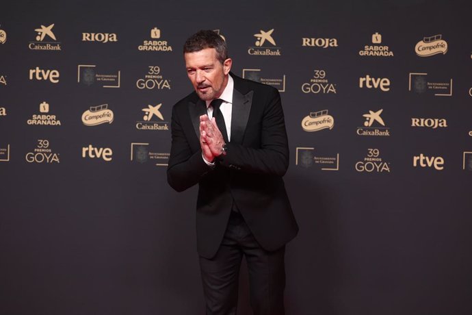 El actor Antonio Banderas posa en la alfombra roja de la 39º edición de los Premios Goya, en el Palacio de Exposiciones y Congresos de Granada, a 8 de febrero de  2025, en Granada, Andalucía (España). Los galardones son otorgados de manera anual por la Ac