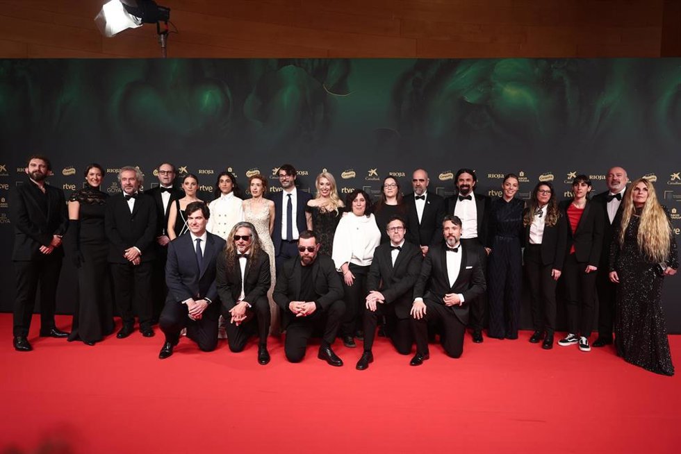 El equipo de 'La Infiltrada' posa en la alfombra roja de la 39 edición de los Premios Goya, en el Palacio de Exposiciones y Congresos de Granada, a 8 de febrero de 2025, en Granada, Andalucía (España). Los galardones son otorgados de manera anual por l