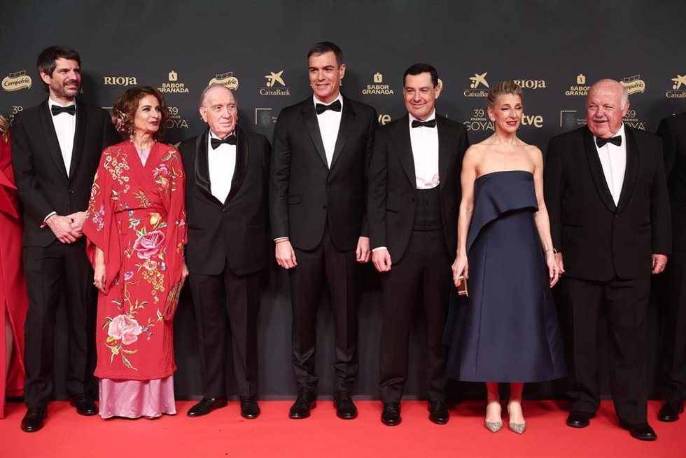 (I-D) El ministro de Cultura, Ernest Urtasun; la vicepresidenta primera y ministra de Hacienda, María Jesús Montero; el presidente de la Academia del Cine, Fernando Méndez-Leite; el presidente del Gobierno, Pedro Sánchez; el presidente de la Junta de An