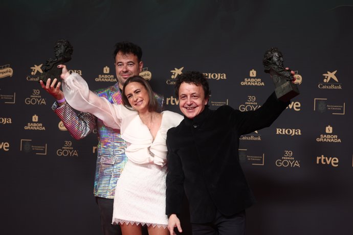 Laura Canals (c) e Iván López Hernández (d) posan tras recibir el Goya a Mejores efectos especiales por 'El 47', en la 39º edición de los Premios Goya, en el Palacio de Exposiciones y Congresos de Granada, a 8 de febrero de 2025, en Granada, Andalucía 