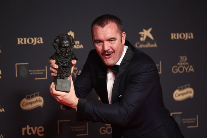 El director de fotografía Edu Grau posa tras recibir el Goya a Mejor dirección de fotografía, por 'La habitación de al lado'