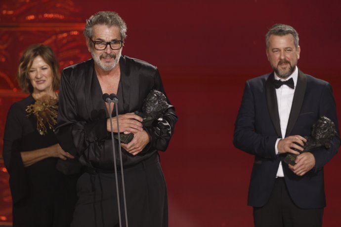 Karmele Soler, Sergio Pérez Berbel y Nacho Díaz, Goya a Mejor Maquillaje y Peluquería por 'Marco' durante la gala de entrega de la 39º edición de los Premios Goya, en el Palacio de Exposiciones y Congresos de Granada, a 8 de febrero de 2025, en Granada, 