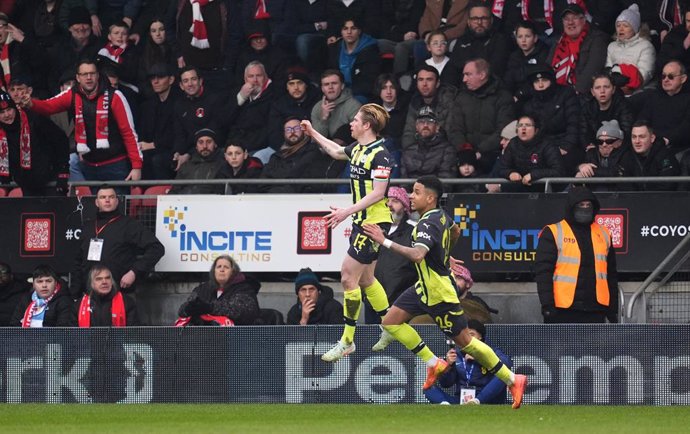 08 February 2025, United Kingdom, London: Manchester City's Kevin De Bruyne (L) celebrates scoring his side's second goal with teammates during the English FA Cup fourth round soccer match between Leyton Orient and Manchester City at the Gaughan Group Sta