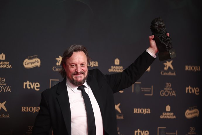 El director de producción Carlos Apolinario posa tras recibir el Goya a Mejor dirección de producción, por 'El 47', en la 39º edición de los Premios Goya, en el Palacio de Exposiciones y Congresos de Granada, a 8 de febrero de 2025, en Granada, 