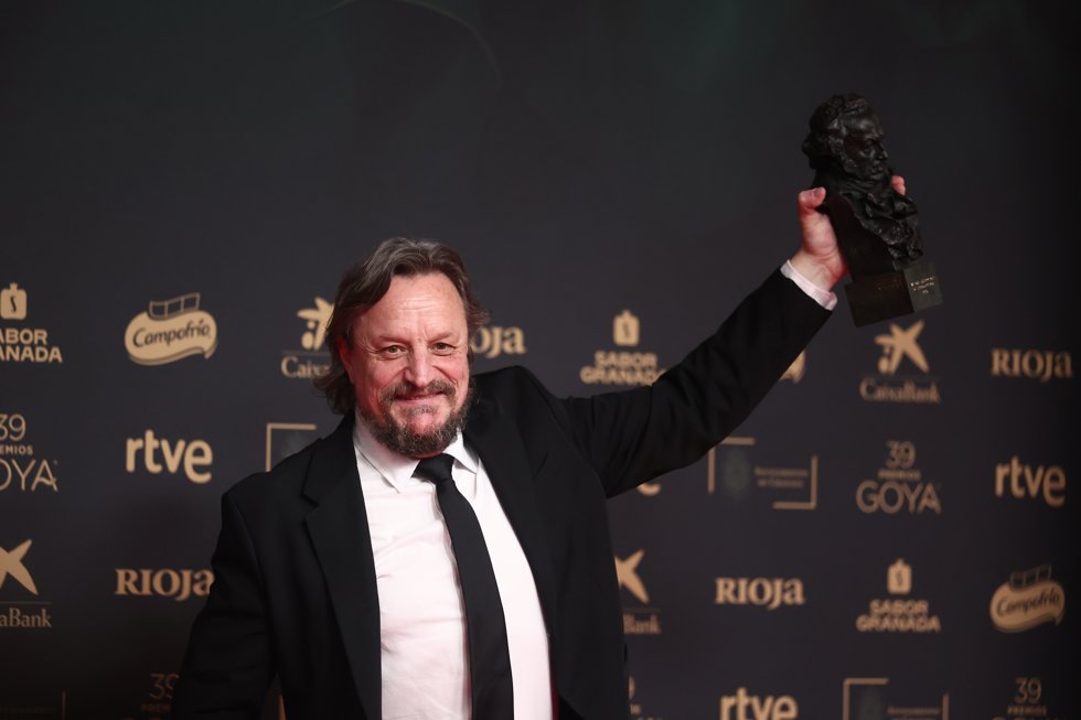 El director de producción Carlos Apolinario posa tras recibir el Goya a Mejor dirección de producción, por 'El 47', en la 39 edición de los Premios Goya, en el Palacio de Exposiciones y Congresos de Granada, a 8 de febrero de 2025, en Granada, 