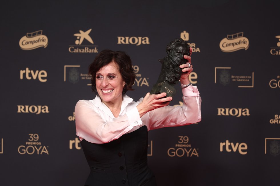 La actriz Clara Segura posa tras recibir el Goya a Mejor actriz de reparto, por 'El 47'