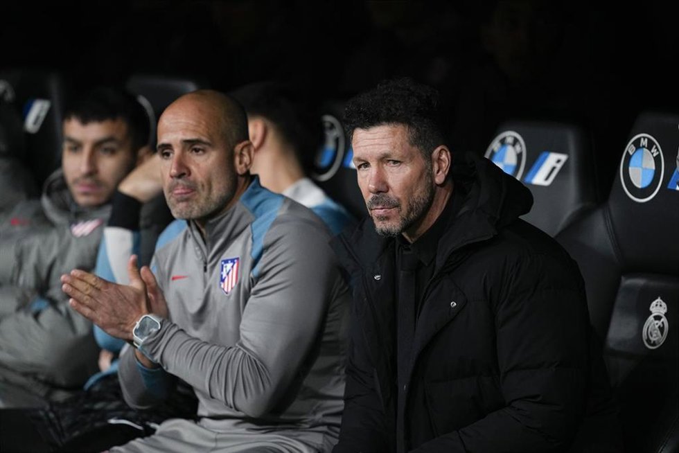 El entrenador del Atlético de Madrid, Diego Pablo Simeone, en el banquillo del Santiago Bernabéu.
