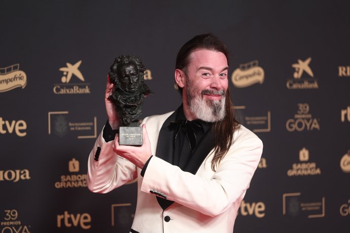 El director de arte Javier Alvariño posa tras recibir el Goya a Mejor dirección de arte, por 'La virgen roja', en la 39º edición de los Premios Goya 