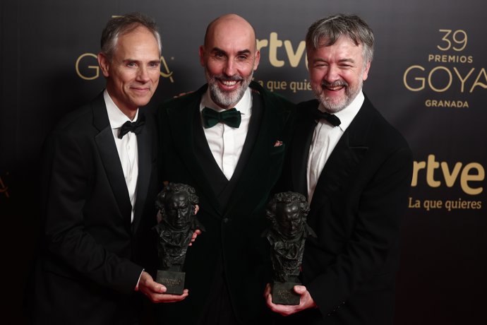 El equipo de 'Mariposas Negras' posa tras recibir el Goya a Mejor película de animación, por 'Mariposas Negras',  