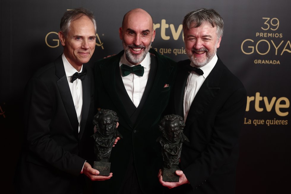 El equipo de 'Mariposas Negras' posa tras recibir el Goya a Mejor película de animación, por 'Mariposas Negras',  