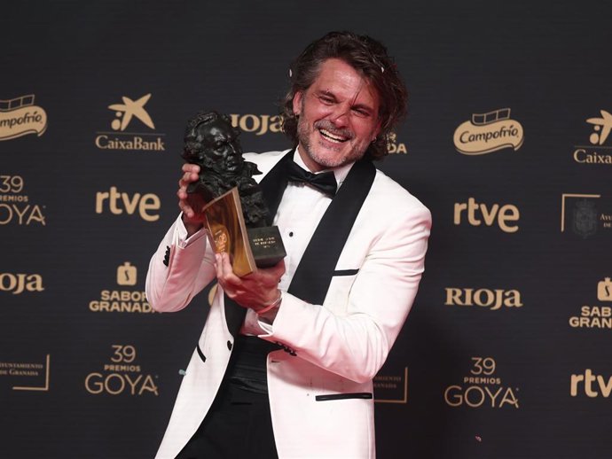 El actor Salva Reina posa tras recibir el Goya a Mejor actor de reparto por 'El 47', en la 39º edición de los Premios Goya, en el Palacio de Exposiciones y Congresos de Granada, a 8 de febrero de 2025, en Granada, Andalucía (España).