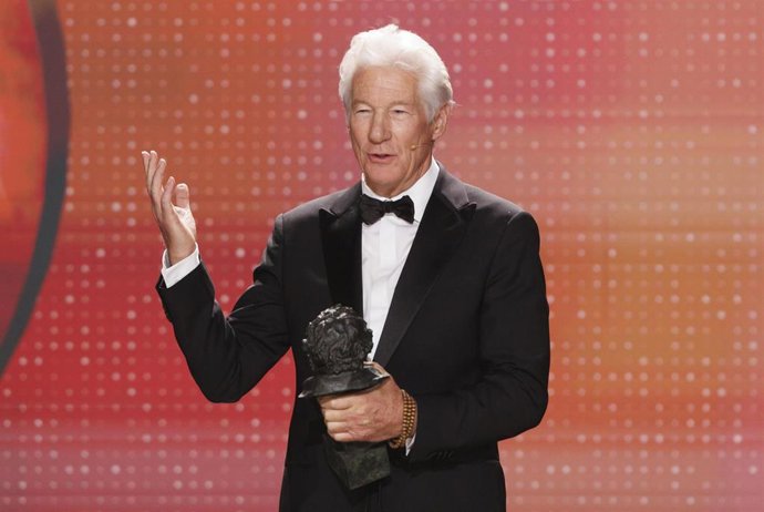 El actor Richard Gere recibe el Goya Internacional en la 39º edición de los Premios Goya, en el Palacio de Exposiciones y Congresos de Granada, a 8 de febrero de 2025, en Granada, Andalucía (España). Los galardones son otorgados de manera anual por la Aca