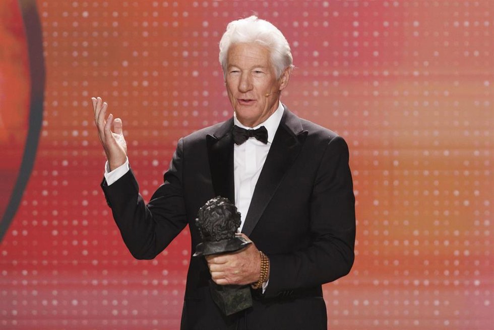 El actor Richard Gere recibe el Goya Internacional en la 39 edición de los Premios Goya, en el Palacio de Exposiciones y Congresos de Granada, a 8 de febrero de 2025, en Granada, Andalucía (España). Los galardones son otorgados de manera anual por la A