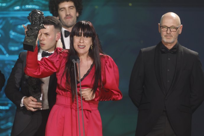 El equipo de 'Semillas de Kivu' agradece tras ganar el premios al Mejor Cortometraje Documental durante la gala de entrega de la 39º edición de los Premios Goya, en el Palacio de Exposiciones y Congresos de Granada, a 8 de febrero de 2025, en Granada, 