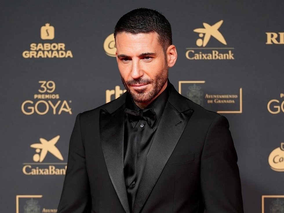 El actor Miguel Ángel Silvestre posa en la alfombra roja de la 39 edición de los Premios Goya, en el Palacio de Exposiciones y Congresos de Granada, a 8 de febrero de 2025, en Granada, Andalucía (España).