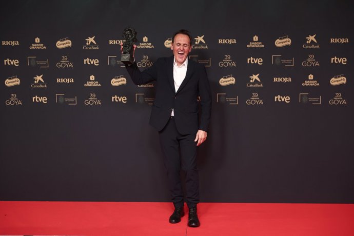 El compositor Alberto Iglesias posa tras recibir el Goya a Mejor música original, por 'La habitación de al lado', en la 39º edición de los Premios Goya, en el Palacio de Exposiciones y Congresos de Granada, a 8 de febrero de 2025, en Granada, Andalucía 