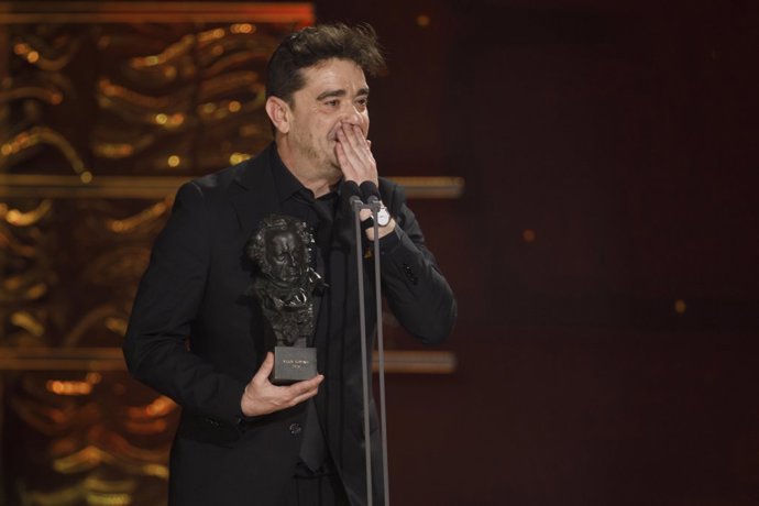 El montador Javi Frutos gana el Goya al Mejor Montaje por su trabajo en 'Segundo premio' durante la gala de entrega de la 39º edición de los Premios Goya 