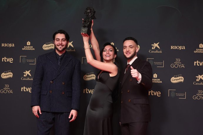 (I-D) El gutarrista Yerai Cortés; la cantante 'La Tania' y el cantante y director Antón Álvarez (C.