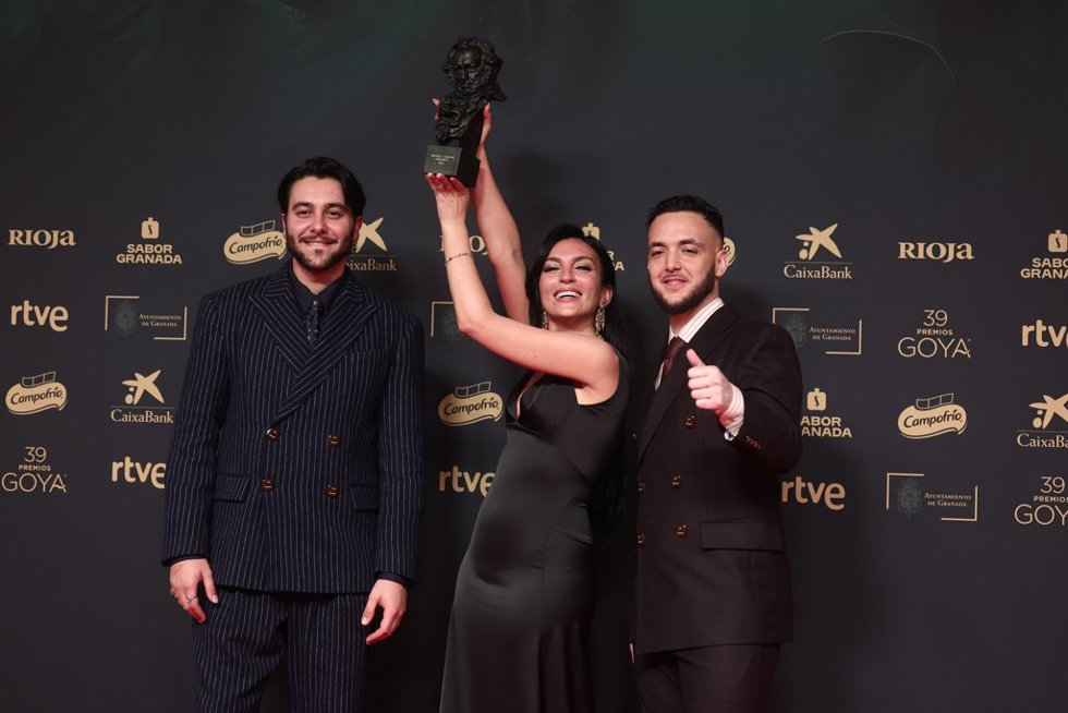 (I-D) El gutarrista Yerai Cortés; la cantante 'La Tania' y el cantante y director Antón Álvarez (C.