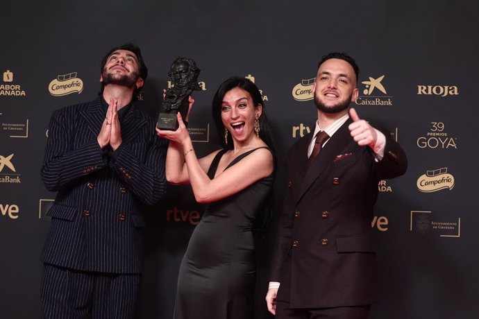 (I-D) El gutarrista Yerai Cortés; la cantante 'La Tania' y el cantante y director Antón Álvarez (C. Tangana), posan tras recibir el Goya a Mejor canción original por 'La guitarra flamenca de Yerai Cortés', en la 39º edición de los Premios Goya, en el Pala