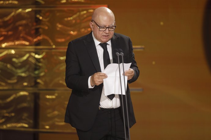 Agustín Almodóvar recibe en nombre de su hermano Pedro Almodóvar,  el Goya a Mejor Guión Adaptado por 'La habitación de al lado'